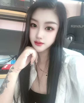 肤白貌美的气质美女