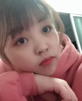 20岁的小姑娘很是精致