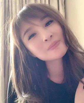 肌肤白皙，丰乳肥臀